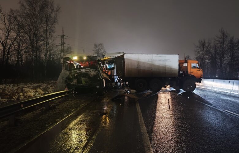 ДТП с участием автобуса на Московском шоссе в сторону города, в Ям-Ижоре. Автобус 688…