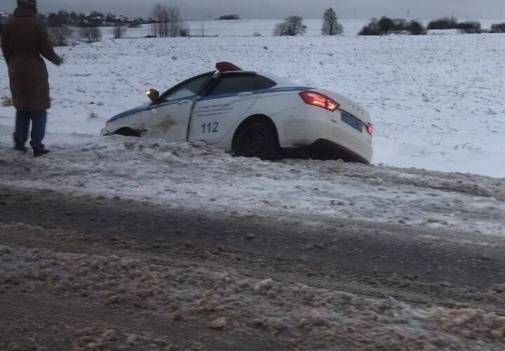 На дороге 41К-140 «Стрельна — Пески — Яльгелево» между деревней Капорское и поселком Аннино…