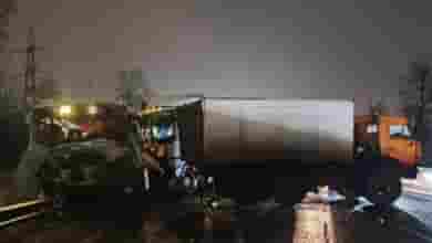 Новости нашего Мегаполиса: 1. Водители автобуса и грузовика техпомощи, менявшие колесо на темной трассе…