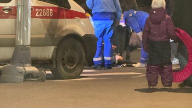 Что то случилось с человеком на пересечении Замшиной улицы и проспекта Маршала Блюхера