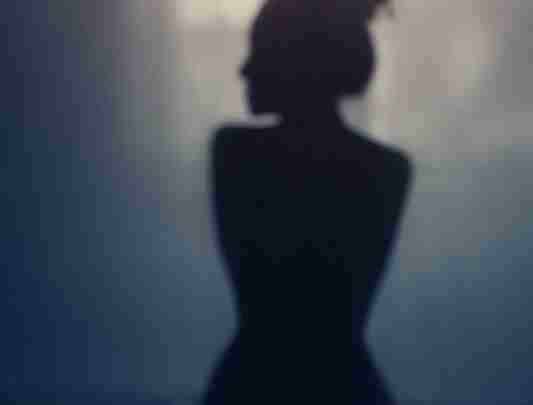 Любовь приходит и уходит, Лишь оставляя боли след. Душа дороги не находит Ища во…