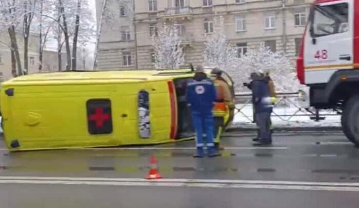 Новости нашего Мегаполиса: 1. Легковушка столкнулась с реанимобилем в городе Колпино, двое медиков получили…