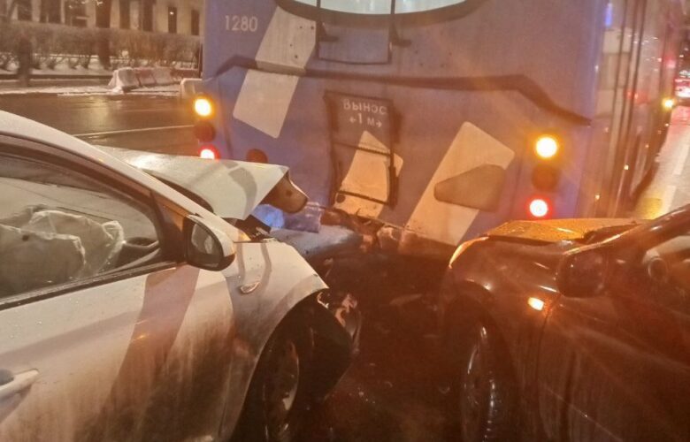На Загородном проспекте сразу два авто подбили троллейбус и остановили трамвайное движение