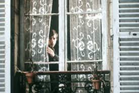 Ты приносишь удобные вещи Под своё деревянное небо Я оставлю тебя наверно Есть ещё…