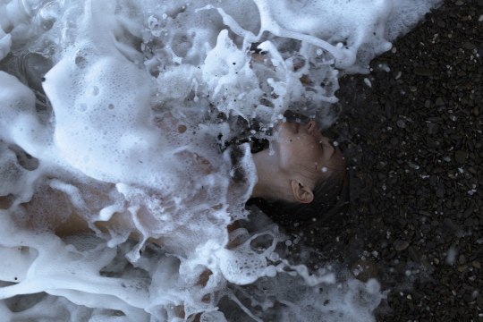 Я очень часто тебя вижу, Но не могу сказать привет, И нас за это…