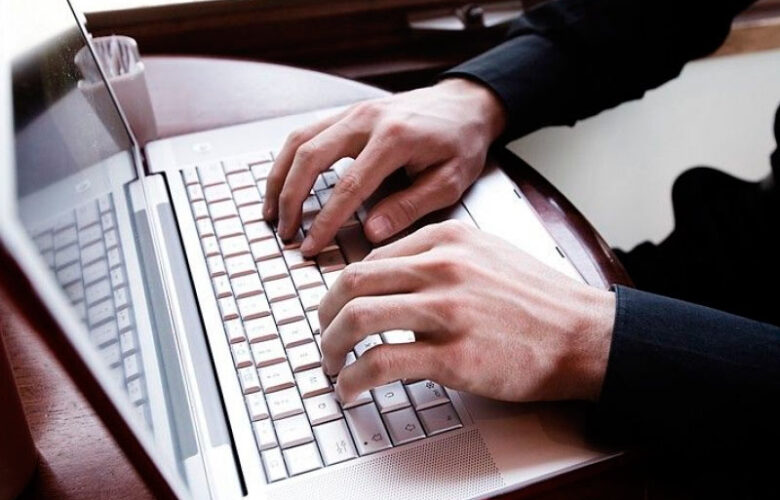 Как мало распахнутых окон И настежь открытых дверей! Загоним свой мир словно в кокон,…