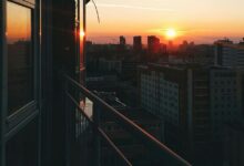 Наш безудержно шумный город, Накрывает бордовая прядь, Свет что грел превращается в холод, Светлый…