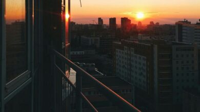 Наш безудержно шумный город, Накрывает бордовая прядь, Свет что грел превращается в холод, Светлый…